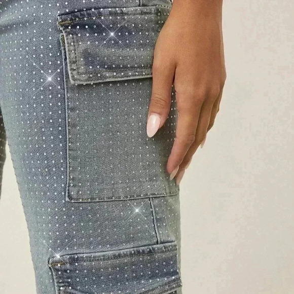 Medium Wash Curvy Women's Flap Pocket Side Cargo Mid Ride Jeans - Picture 5 of 6